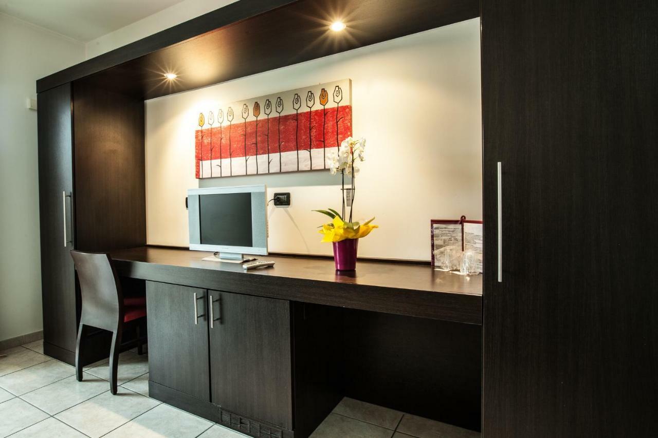 Hotel Davide Ріволі Екстер'єр фото