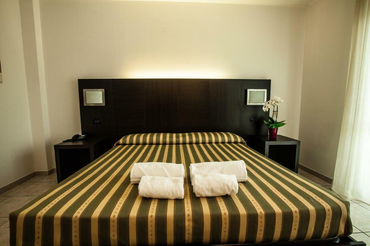 Hotel Davide Ріволі Екстер'єр фото