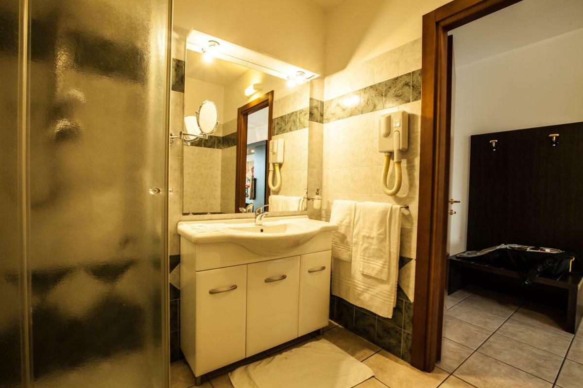 Hotel Davide Ріволі Екстер'єр фото